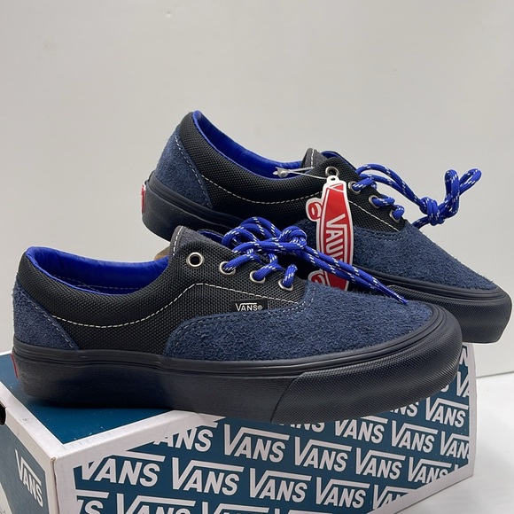 Vans Women’s Era VIt Lx
Hiker Dress Blues
VN0A4BNHLKZ
Sneakers - Picture 6 of 16